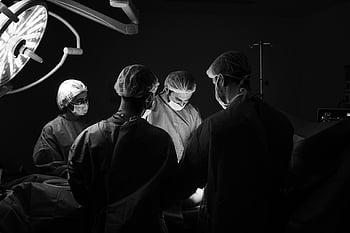 Ärzte, Chirurgie, Operationssaal, Chirurgen, Medizinische Prozedur, chirurgisches Team, medezinische Angestellte, chirurgische Ausrüstung, Angehörige der Gesundheitsberufe, medizinische Behandlung