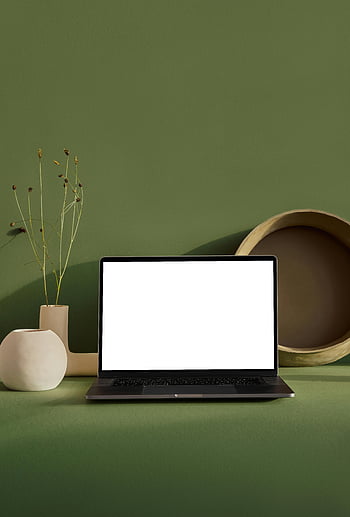 Laptop, leerer Bildschirm, Moderner Arbeitsbereich, Keramikdekor, grüner Hintergrund, Tabelle, minimalistisches Setup, Schreibtisch, Arbeitsbereich Design, Dekorative Vasen, zeitgenössisches Büro