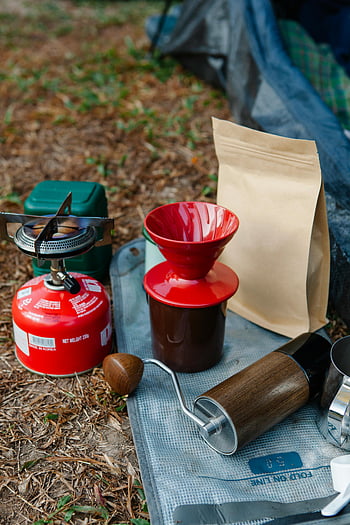 camping cafea, se toarnă peste aparatul de cafea, Râșniță de cafea, aragaz, Configurarea campingului, cafea în aer liber, Pasionații de camping, cort în aer liber, Configurare detaliată a cafelei, echipamente pentru campare, cafea