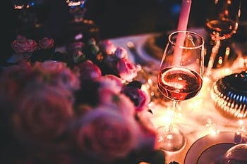 Glas rosevin, romantisk aften, stearinlys, fester, rose vin, Romantisk opsætning, Aftenopsætning, Candlelight Ambiance, Romantisk atmosfære, vinglas, roser
