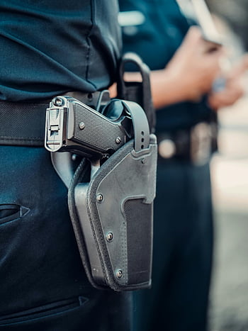 poliziotto, pistola, fondina, cintura, Vista dettagliata, pistola semi automatica nera, jeans blu denim, sfondo sfocato, forze dell'ordine, arma
