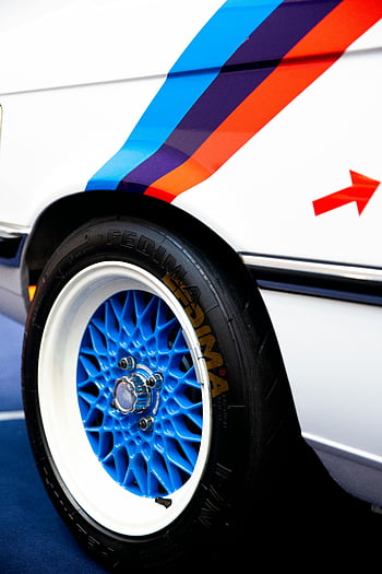 klasické auto, modré ráfky, barevné pruhy, vlastní kola, Přehlídka aut, ročník vozidla, Design kola, zářivé barvy, kultury, Sportovní design, zblízka fotografie