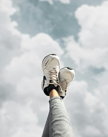 Nike běžecké boty, bílé tenisky, zvednuté nohy, Cloudové pozadí, relaxace, volný čas, venkovní, Ležérní styl, pohled na oblohu, utěšit, životní styl