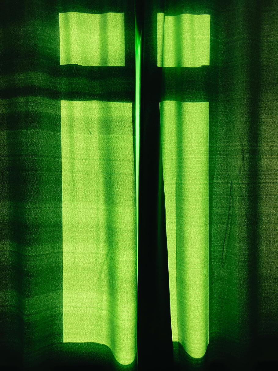 zelené závěsy, okno stín, filtrování slunečního světla, klidná atmosféra, klidný vnitřní, detailní fotografie, vnitřní osvětlení, přirozené světlo, zelené látky, výzdoba pokoje, zobrazení okna