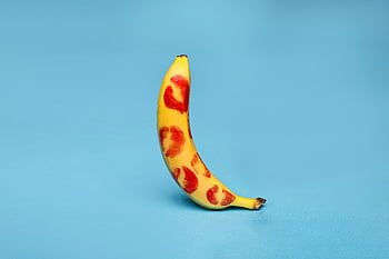 banane, rouge à lèvres, marques de bisous, fond bleu vibrant, photographie conceptuelle, art de fruits, Nature naturelle créative, composition minimaliste, pop Art, imagerie abstraite, design coloré
