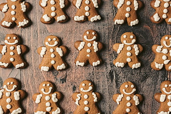 pepparkakor, dekorerade kakor, träyta, semestertema, rustik bakgrund, närbild foto, pepparkakor män, Festliga kakor, semester godis, kakdekoration