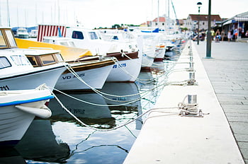 barche vicino al molo, Pier del porto, barche ormeggiate, giornata limpida, temi di viaggio, temi marittimi, Raccolta di barche, scena del porto, vista sul lungomare, Pier barche