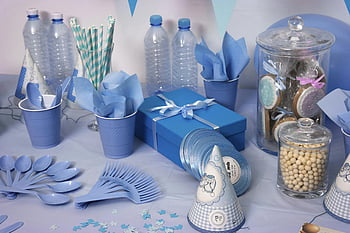 blue-and-white dinnerware, table setting, blue cups, blue napkins, party table, blue party supplies, blue gift box, blue utensils, blue party decorations, blue party theme, blue party tableware