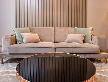 Pohodlná pohovka, kulatý konferenční stolek, elegantní moderní obývací pokoj, minimalistický design, Útulná béžová pohovka, elegantní konferenční stolek, Dekor obývacího pokoje, moderní nábytek, Vzhled interiéru, domovní dekorace, pohodlné sezení
