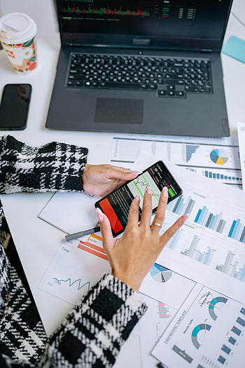 smartphone, zakelijke grafieken, laptop, bureau, gegevens analyseren, Financiële analyse, kantoorwerk, mobiel apparaat, werkomgeving, zakenman, grafieken en grafieken