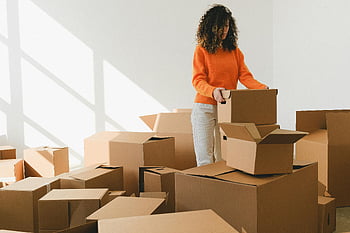 kadın paketleme, karton kutular, taşınmak, yeni daire, aydınlık oda, taşınmaya hazırlanma, genç kadın, Kutuları Organize Etme, taşınma hazırlığı, taşınma günü, ambalaj kutuları