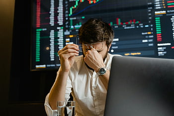 uomo stressato, camicia bianca, laptop nero, dati del mercato azionario, impostazione dell'ufficio, schermo del computer, Analisi finanziaria, tendenze del mercato, professionista del business, Dati di trading, analisi degli investimenti