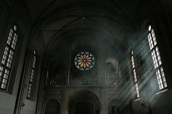 Interni della Cattedrale oscura, luce dalle finestre, Streaming Streaming, vetrate colorate, chiesa storica, atmosfera serena, Architettura interiore, edificio religioso, dettagli architettonici, luce naturale, atmosfera spirituale