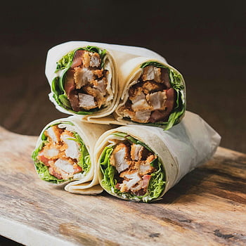 shawarma, kana shawarma, tuoreita ainesosia, maalaismainen lauta, lähikuva, veden kielelle tuova, kääreet, kana, lehtisalaatti, pekoni, leipä