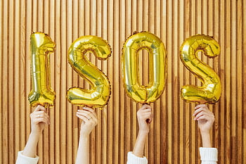 2021 balloons, golden balloons, hands holding balloons, celebratory image, wooden backdrop, new year celebration, festive balloons, number balloons, golden number balloons, party decoration, new year's eve