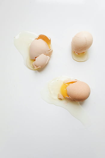 uova rotte, tuorli, conchiglie, superficie bianca, vista dall'alto, gusci d'uovo, tuorli d'uovo, uova incrinate, fotografia di cibo, Immagini culinarie, Preparazione delle uova
