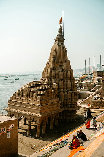 hagyományos templom, Varanasi, Gangesz, indiai építészet, folyóparti élet, fenséges templom, nyugodt folyóparti, Varanasi templom, gangesz folyó, hagyományos indiai, folyóparti jelenet