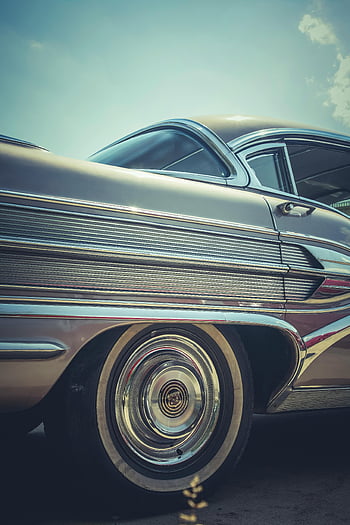 auto vintage classica, rivestimento cromatico, fotografia ravvicinata, macchina blu e argento, cielo sereno, automobile d'epoca, macchina classica, dettagli cromati, ruota di automobile, veicolo d'epoca, fotografia automobilistica