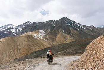 aventure de moto, montagnes panoramiques, Ladakheda Inde, deux motocyclistes, route de montagne, photographie de voyage, aventure en plein air, voyage de moto, paysage de montagne, tourisme d'aventure, routes scéniques