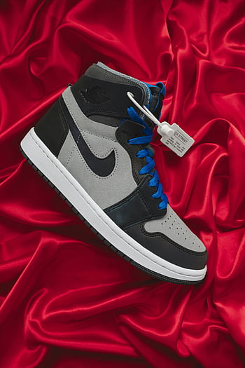 baskets montantes nike, Sneaker noir et blanc, lacets bleus, textile en satin rouge, mode moderne, chaussures élégantes, tissu rouge vibrant, chaussures montantes, mode de baskets, style de rue, baskets nike