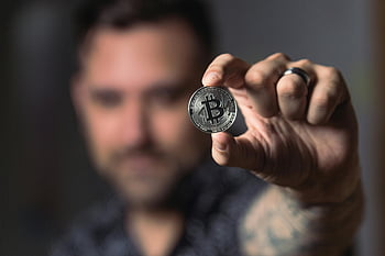 bitcoin, cryptocurrency, dospělý muž, ruka hospodářství, stříbrná mince, Vnitřní zaměření, digitální měny, Finanční technologie, blockchain, investice, peníze
