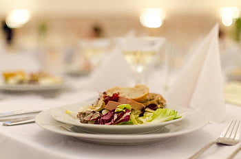 labužnický salát, Upscale stolování, elegantně nastavená tabulka, restaurace stůl, detailní jídlo, talíř salátu, chléb, jídelní zážitek, dobré jídlo, gurmánské jídlo, elegantní nastavení