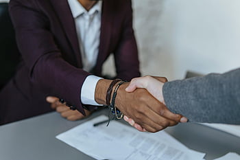 biznesowy uścisk dłoni, zbliżenie strzał, symbol umowy, symbol partnerstwa, ustawienie wewnętrzne, interakcja zawodowa, formalne spotkanie, Gest uścisku dłoni, umowa biznesowa, profesjonalny uścisk dłoni, środowisko biurowe