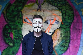 maska ​​fawkes chlap, graffiti zeď, barevné graffiti, tajemství, bílá maska, Košile krku černé posádky, Blue Zip Up bunda, osoba v masce, městského umění, pouliční umění, anonymní maska