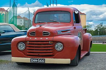 Vintage Red Ford Truck, Klasyczna ciężarówka Forda, Słoneczny dzień na świeżym powietrzu, Zaparkowana vintage ciężarówka, Czerwona ciężarówka użytkowa, Klasyczny vintage Ford, Klasyczna ciężarówka na zewnątrz, Sunny Day Truck, Vintage Ford Utility, Czerwona ciężarówka Forda