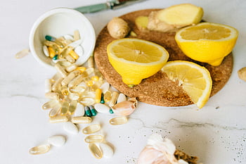 capsules, comprimés, citron en tranches, panneau de liège, Remèdes de santé naturelle, suppléments, vitamines, gingembre, Ail, remèdes naturels, produits de santé