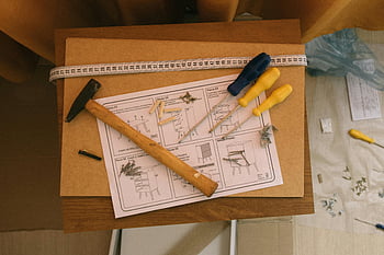 DIY nástroje, montážní návod, montáž nábytku, kladivo, šroubováky, DIY nadšenci, Nástroje skříně, měřicí páska, Průvodce montáží, dřevoobráběcí nástroje, domácí kutily