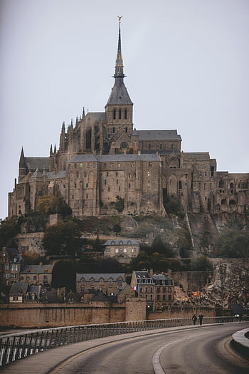 mont saint michel, Středověké kamenné opatství, zatažená obloha, světového dědictví unesco, normandie francie, Historické opatství, Mont Saint Michel Abbey, kamenná architektura, Evropská historie, Náboženské místo, gotická architektura