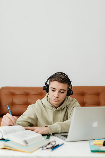dospívající chlapec, studovat, sluchátka, laptop, knih, zaměřené, psaní, Domov, lavice, koncentrace, vzdělání