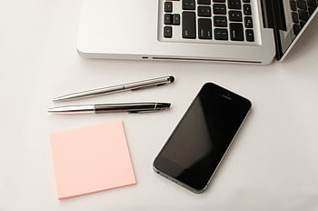 Űrszürke iPhone 6, behúzható tollak, macbook, tiszta munkaterület, modern munkaterület, hordozható számítógép, okostelefon, cetlik, irodaszerek, íróasztal beállítás, technológiai eszközök