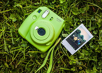 instax mini 9, Grønt kamera, nærbillede fotografering, udendørs fotografering, trykt billede, græs baggrund, afslappet fotografering, instant kamera, Polaroid stil, Grøn Instax, naturfotografering