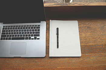 macbook pro, czarny długopis, minimalistyczne miejsce pracy, laptop, notatnik, Rustykalne drewniane biurko, konfiguracja obszaru roboczego, Biurko wydajności, biurko, konfiguracja biurka