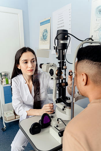 optometrista, Evaluación de salud ocular, lampara de hendidura, examen de paciente, clínica interior, cuidado de ojos, Profesional médico, oculista, examen de la vista, cuidado de la salud, Equipo medico