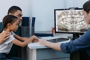 Konzultace s dentálními, otec a dcera, zubař, Zubní rentgen, Péče o zuby, zubní ordinaci, rodinný zubař, schůzky, zdraví zubů, zubní ošetření, Zubní kontrola