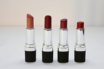 립스틱, 모듬 색상의 립스틱, 뷰티 콘텐츠, 다른 음영, 깔끔하게 정리, 메이크업 제품, 미용 항목, 립스틱 컬렉션, 미용 필수품, 립 케어, 아름다움 사진