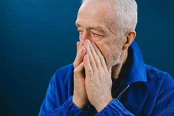 starší muž, zdůraznil, pokrývající ústa, úzkost, vnitřní portrét, ruce přes ústa, senior, emocionální projev, modré pozadí, letitý, ustaraný