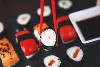 sushi, sushi rolky, tyčinky, tmavá deska, živé barvy, čerstvé suroviny, japonské jídlo, sushi talíř, Sushi odrůda, sójová omáčka, prezentace sushi