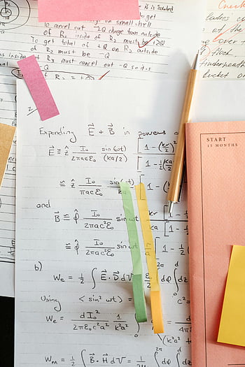 Matematik Çözümleri, Beyaz kağıt, el yazısı denklemler, renkli kağıtlar, eğitim kullanımı, Ayrıntılı matematik notları, yapışkan notlar, çalışma materyalleri, akademik kaynaklar, Matematik Sorunları, dolma kalem