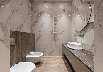interno del bagno, piastrelle di marmo, bagno moderno, Fissature eleganti, design minimalista, affondare sul bancone, vicino a bidet, gabinetto, Bagno spazioso, specchio rotondo, pavimento di legno