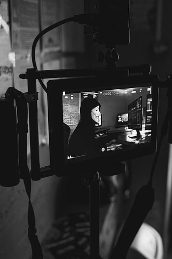 ภาพถ่ายขาวดำ, แฮ็กเกอร์ลึกลับ, จอแบนหน้าจอแบนสีดำ, หน้ากากกายฟอกส์, ภัยคุกคามความปลอดภัยในโลกไซเบอร์, แฮ็กเกอร์สวมหน้ากาก, จอภาพจอแสดงผล, ความปลอดภัยดิจิทัล, ภัยคุกคามไซเบอร์, จอแบน
