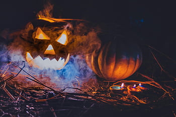 latarnia z dyni, halloween, Upiorna atmosfera, niesamowity, mgła, świece, trawa, dynia, dekoracja, jesień, noc