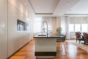 Studioleilighet, Romslig kjøkken, spisestue, lyst interiør, moderne kjøkken, kjøkken øy, elegante skap, parkettgulv, store vinduer, moderne design, Åpen oppsett