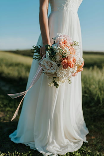nevěsta, bílé svatební šaty, kytice, zelené pole, slunečné pole, barevné kytice, plynulé šaty, venkovní svatba, svatební fotografie, svatební kytice, Příroda svatba