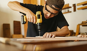 artigiano maschile, legno di perforazione, impostazione del seminario, lavoro di precisione, artigianato, trapano elettrico, la lavorazione del legno, lavoro concentrato, strumenti di officina, lavorazione del legno, abilità di carpenteria