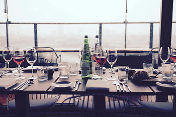 sklenice na víno, stůl, stříbro, Elegantní restaurace, balená voda, nastavení tabulky, Připraveno pro hosty, krásně uspořádané, jídelní stůl, restaurace stůl, nádobí
