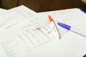 documenti finanziari, foto ravvicinata, penne, mettendo in evidenza, punti dati importanti, Analisi del documento, forniture per ufficio, Documenti commerciali, relazioni finanziarie, Revisione del documento, pennarelli